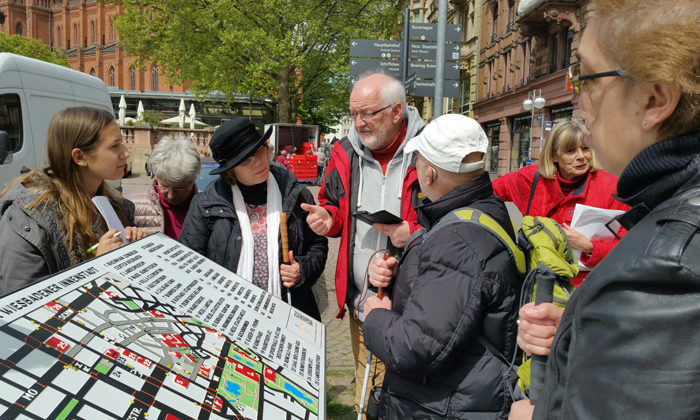 Taktiler Stadtplan in Wiesbaden gegenüber der Tourist-Information.