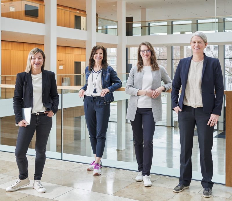 Vier Frauen im RMCC Foyer lächelnd