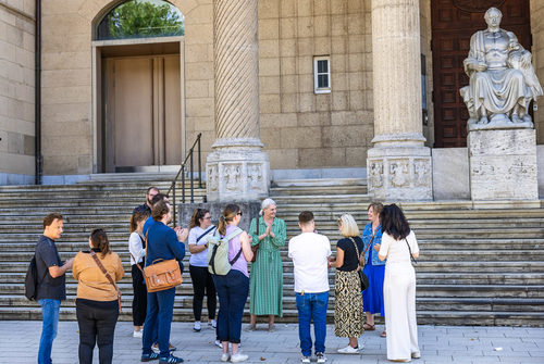 Educational Tour 2024 - Group standing in front of Museum Wiesbaden