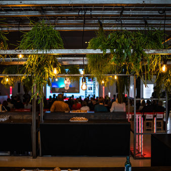 Hängepflanzen in der Messehalle