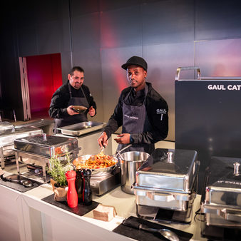 Zwei Männer hinter dem Catering-Tisch