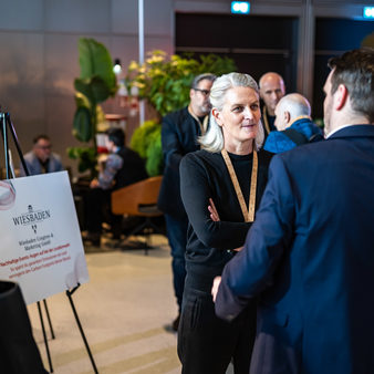 Eine Frau und ein MAnn unterhalten sich in der Messehalle